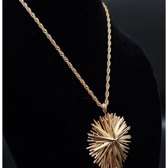 Vintage TRIFARI 1960s Gold-Tone Starburst Pendant Necklace With Rope Chain - Picture 5 of 7